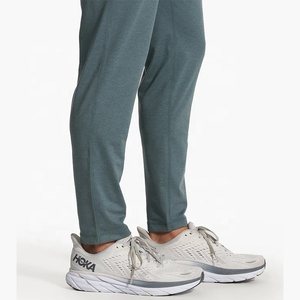 Pantalones Deportivos Jogger Personalizados para Hombre, de Poliéster y Elastano, con Cintura Elástica Transpirable, Bolsillos Laterales y Corte Ajustado - Product Image 4
