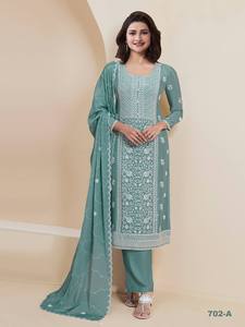 Hermoso Salwar Kameez de estilo pakistaní con intrincados adornos y tela fina, ideal para bodas y ocasiones especiales - Product Image 3