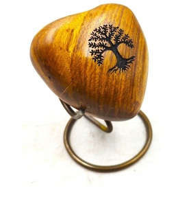 Coeur en bois souvenir crémation urne patte chat pour animaux de compagnie humains cendres fabriqués à la main unique en forme de coeur pour adultes avec présentoir - Product Image 6