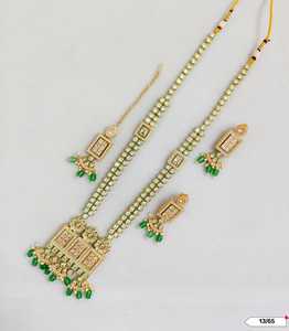 Ensemble collier et boucles d'oreilles en or Kundan traditionnel élégant avec bijoux en alliage de fantaisie indien Mangtika pour femmes et filles perle imparfaite - Product Image 3