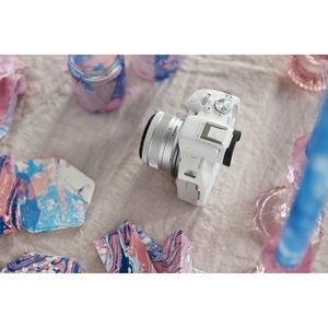 Appareil photo numérique hybride compact avec vidéo UHD 4K, capteur APS-C 24,2 MP, prise de vue en rafale 15 images par seconde, écran tactile multi-angle, Wi-Fi - Product Image 2