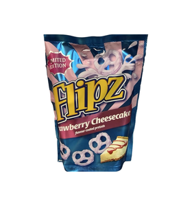 Venta al por mayor de snacks de pretzel Flipz sabor tarta de queso de fresa, 90g por bolsa, elaborados por Pladis, pretzels crujientes salados con recubrimiento dulce - Product Image 1
