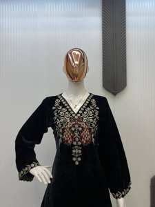 Ensemble coordonné Salwar Kameez en viscose pakistanaise luxueuse avec style Bollywood, tenue de soirée, chaleur, confort et broderie riche en paillettes - Product Image 2