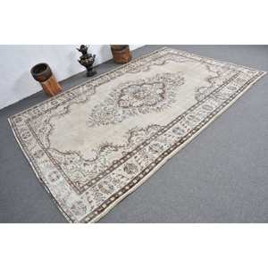 Tapis turc vintage de 6x9 pieds fait à la main, motif de couloir rectangulaire beige et marron classique pour le salon ou le chevet des adolescents - Product Image 2