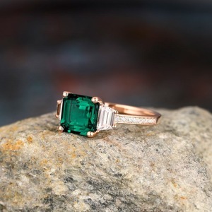 Anillo brillante de esmeralda de oro blanco de 14 quilates de primera calidad con diseño exclusivo, una pieza de lujo clásica pero hermosa para amantes de la joyería elegante - Product Image 2