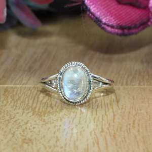 แหวนเงินแท้ 925 ประดับพลอยมูนสโตนสีรุ้ง ชุบโรเดียม ดีไซน์มินิมอล สำหรับผู้หญิงและทุกเพศ สวมใส่ได้ทุกวัน - Product Image 3