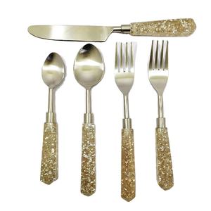 Juego de cubiertos Mango de resina de calidad superlativa Juego de cubiertos pulidos de acero inoxidable dorado disponible para compradores mayoristas - Product Image 1