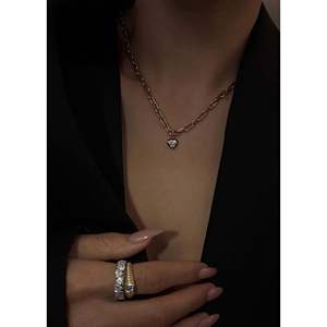 Collar con Colgante de Corazón de Rodio Negro y Diamantes Clara con Dijes Deslumbrantes - Product Image 3