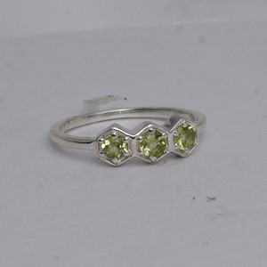 Vente en gros de bagues Sobiz Designs unisexes, minimalistes et délicates en argent sterling 925 avec pierre précieuse péridot naturellement taillée, bijoux de mode pour tous les jours - Product Image 2