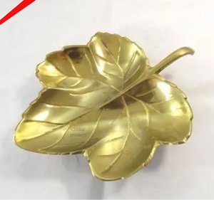 Plato de servicio con acabado dorado de diseño de hoja de alta calidad para restaurante - Product Image 1