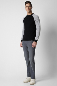 Sudadera de cuello redondo con mangas raglán en negro y gris para hombre, corte regular, tejido de algodón, estilo casual para otoño. - Product Image 5