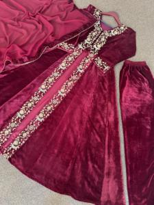 Nuevo diseño de estilista de lanzamiento Terciopelo viscosa con lentejuelas bordadas Vestido de corte de encogimiento de hombros con Dupatta - Product Image 4