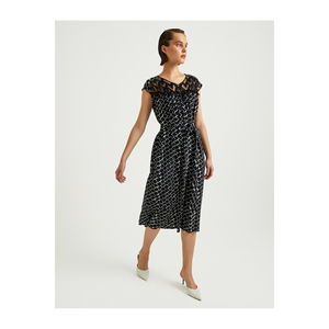 Vestido BGN Viscon con Cuello de Encaje de Corte Amplio, Accesorios para Vestidos de Trabajo, Modelo S23D354 - Product Image 2