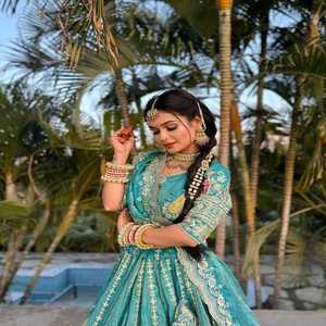 Diseñador Premium Cosmos Simmer Lehenga Choli con hilo de bordado pesado y secuencia trabajo hecho a mano traje de moda nupcial para festivo - Product Image 2