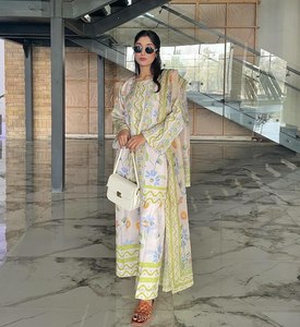 Totalmente puntada M A XXL Tamaño Color amarillo Bordado elegante Salwar kameez y una dupatta ricamente bordada para uso de recepción - Product Image 4