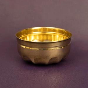 Grand bol de service en laiton de conception traditionnelle avec des motifs en relief adaptés à un usage domestique de mariages ou à des fins de don - Product Image 2
