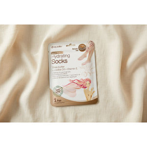 Chaussettes hydratantes infusées au beurre de karité, à l'huile de jojoba et à la vitamine E pour le soin des pieds - Product Image 1