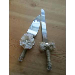 Servidor de pasteles de estilo antiguo de inspiración vintage con detalles intrincados y patrones ornamentados para momentos sofisticados para servir pasteles - Product Image 1