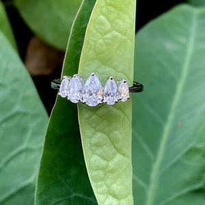 Anillo de compromiso de diamante cultivado en laboratorio de pera 0,88, anillo de oro blanco de 14 K, anillo de 5 piedras, regalo de boda o aniversario para ella - Product Image 4