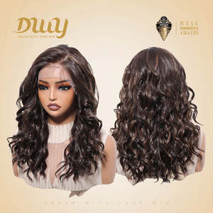 Perruque synthétique bouclée Lace Front Cocobean-DWY 13x6 à raie libre, marron avec mèches blondes - Product Image 2