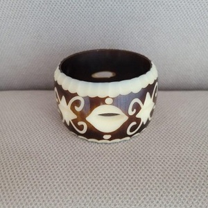 Brazalete Artesanal de Hueso Natural y Latón con Incrustaciones de Cuerno a Rayas Anchas, Brazalete de Diseño Bohemio Chic, Joyería Apilable - Product Image 2