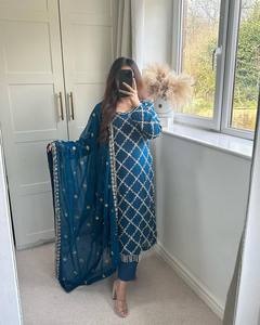 Nuevo y exclusivo diseñador indio y pakistaní azul Kurti pantalón Dupatta conjunto con detalles intrincados adornos de perlas. - Product Image 2