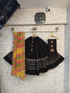 Lehenga choli ดั้งเดิมของผู้หญิงคอลเลคชั่นเทศกาลใหม่ navratri ราคาขายส่งพิเศษสำหรับชุดปาร์ตี้ - Product Image 4