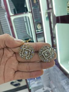 La vente la plus chaude de boucles d'oreilles American Diamond Classic Tops avec placage à deux tons en Inde - Product Image 2