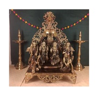 La sculpture de dieu en métal en laiton doré donne vie à des histoires mythiques avec une profondeur spirituelle et des détails culturellement riches