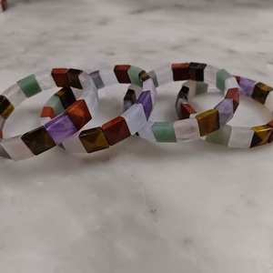 Bracelet en forme de pyramide à 7 chakras | Bijoux en cristal d'énergie de guérison pour l'équilibre et les vibrations positives - Product Image 1