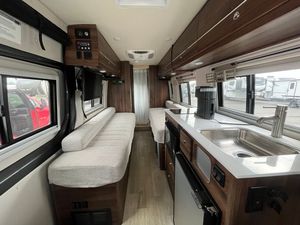 รถบ้านมือสองราคาถูก ปี 2020 WINN EBAGO BOLDT 70BL รุ่นหรู มาตรฐานยูโร 5 รองรับผู้โดยสาร 4-6 คน มีเตาไมโครเวฟ พื้นอะคริลิค สีขาว - Product Image 4