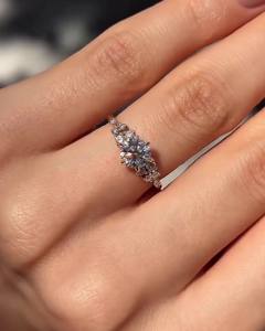 Anillo de compromiso vintage con moissanita de corte redondo de 7.5 mm, chapado en oro blanco, con incrustaciones ornamentales, joyería fina para mujer, venta al por mayor - Product Image 3