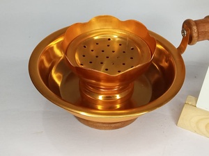 Cuenco quemador de incienso con mango de madera con acabado de cobre con soporte de carbón quemador Bakhoor de Metal decorativo para uso doméstico y religioso - Product Image 4