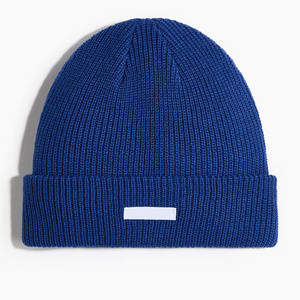 Gorro de Invierno Cálido de Punto Acanalado Azul con Logotipo Personalizado de Alta Demanda, Gorro Unisex con Dobladillo y Pequeño Aplique de Tela - Product Image 1