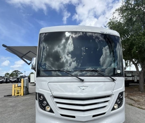 Autocaravana Usada en Excelentes Condiciones, Modelo 2024, Fleetwood Flair 28A, Lista para Entrega - Product Image 2