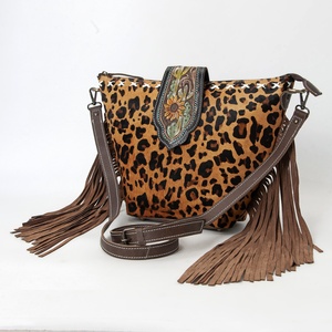   Bolso Bandolera de Cuero de Vaca Tallado a Mano con Flecos, Estilo Vaquero Occidental - Product Image 2