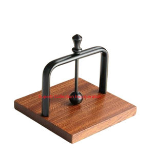 Servilletero de metal dorado moderno con brazo ponderado y base de madera para mesa de comedor, encimera de cocina y uso en restaurante - Product Image 2