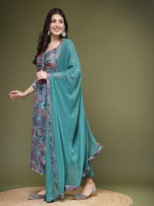 Ensemble de robe Anarkali prête-à-porter de qualité supérieure en crêpe de polyester, longueur genou, col en V, broderie de sequins et travail de miroirs, style indien - Product Image 2