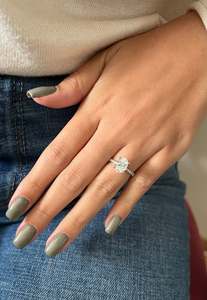 Anillo de compromiso de diamante cultivado en laboratorio con corte ovalado de 1,7 quilates, oro sólido de 14K para bodas y fiestas románticas - Product Image 3