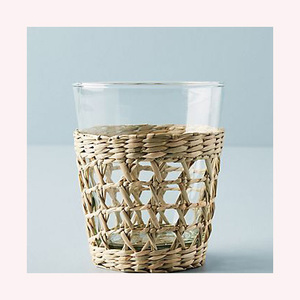 Présentoir de carafe en rotin et jonc de mer d'inspiration patrimoniale avec des motifs d'animaux artistiques Boho-Luxe Idée cadeau pour une nature raffinée - Product Image 1