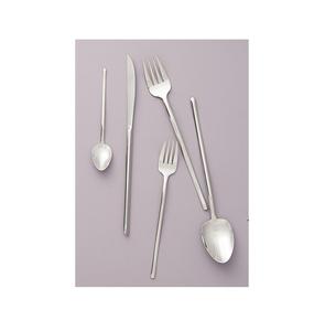 Couverts en métal au design moderne pour une expérience culinaire élégante alliant beauté et confort pratique lors des repas - Product Image 4