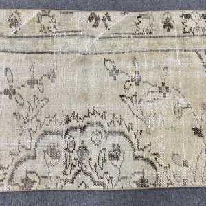 Tapis turc vintage 2,1x8 pi (64x245 cm), tapis oriental en laine marron - Product Image 4