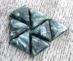 Lavira Naturel Serpentine Vert Triangle Coupe Dos Plat Calibré Pierres Précieuses Toutes Tailles Disponibles Certificat IGI Pierres Précieuses Lâches - Product Image 3