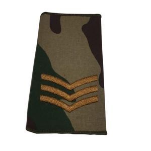 Ceci est une paire de bretelles britanniques en cuir marron avec un blason royal en relief. - Product Image 4