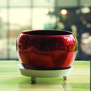 Jardinière décorative brillante en métal rouge au design élégant en laiton AK avec support de plateau pour table - Product Image 1