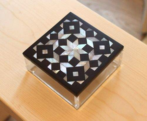 Boîte de présentation en acrylique transparente de luxe avec un design arabe en nacre pour le chocolat et les fruits secs par Decor World Expo - Product Image 2