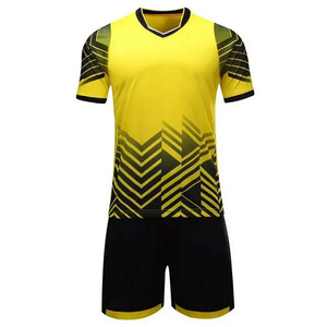 Nouveau Style personnalisé hommes jaune ensemble complet Sublimation Football uniforme avec conception libre col en V contrastant rétro football costume - Product Image 1