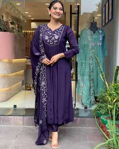 Ropa tradicional Ropa de mujer India Chinon Seda Bordado pesado Trabajo Top & Bottom con bordado Dupatta Ropa de fiesta India - Product Image 3