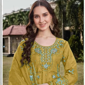 Ensemble de luxe en organza Shalwar Kameez avec élégante broderie Khatli Fond de santoon doux et Dupatta assorti Un look ethnique chic - Product Image 1