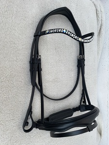 Brida para Caballo con Diseño Contorneado Personalizado, con Diadema Ondulada con Aspecto de Diamantes Transparentes y Muserola Acolchada - Product Image 2